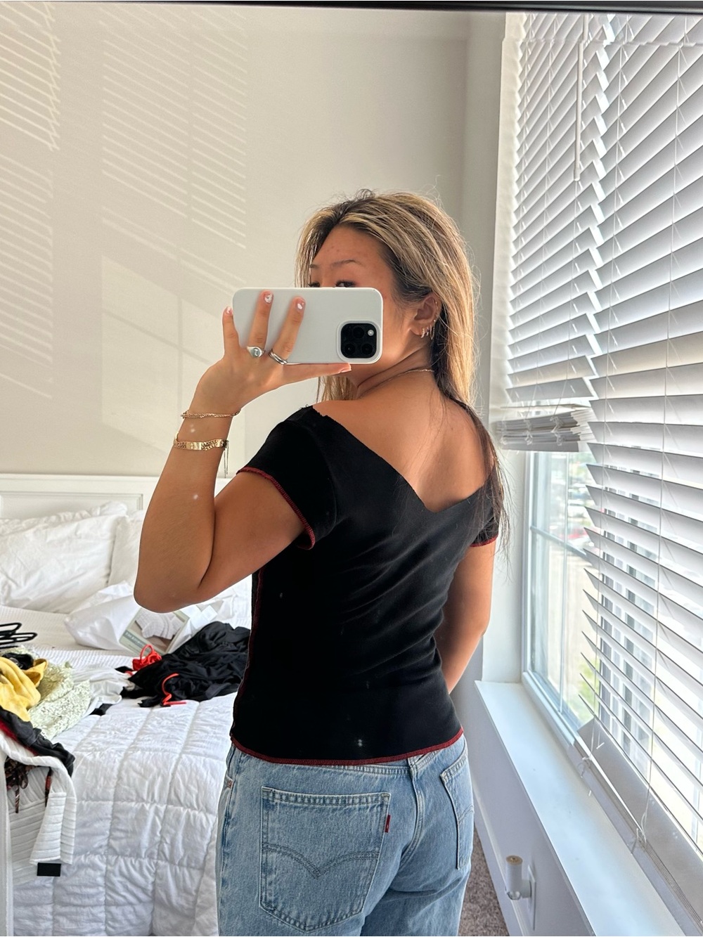 Urban Outfitters Black Off-Shoulder Lip Graphic Tee - Picture 2 of 2